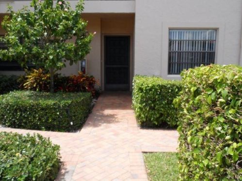 17 Southport Ln, Boynton Beach FL 33436-6419 exterior