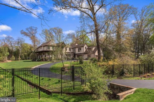 9805 Logan Dr, Rockville, MD 20854-4354