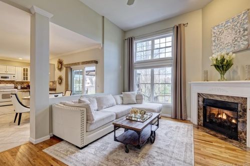 31 Acorn Dr, Windsor Locks CT 06096-1224 exterior