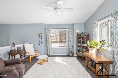 806 Grindle Dr, Lowell MI 49331-9326 exterior