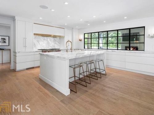 2312 Montview Dr, Atlanta GA 30305-4071 exterior