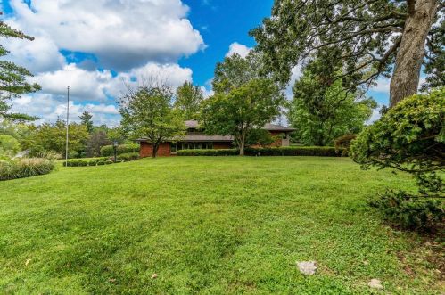 2 Sherwyn Ln, Saint Louis MO 63141-7821 exterior