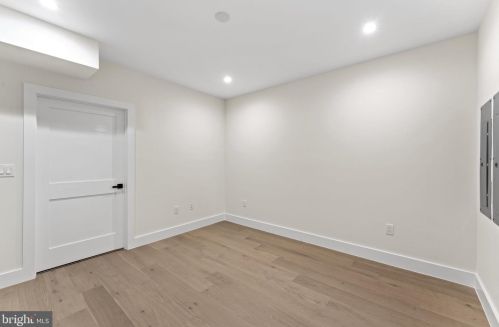 1327 Mayflower Dr, Mc Lean VA 22101-3405 exterior