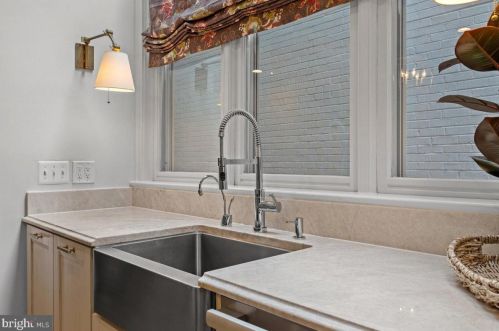 613 Royal St, Alexandria VA  22314-2031 exterior