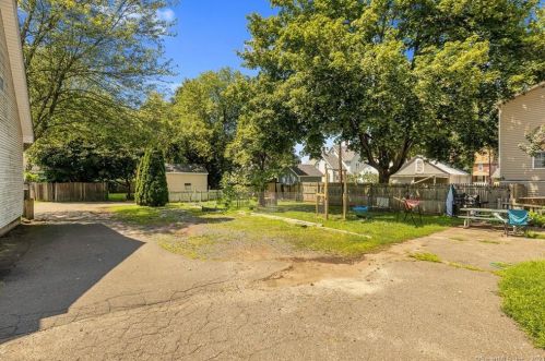 22 Chestnut St, Windsor Locks CT 06096-1802 exterior