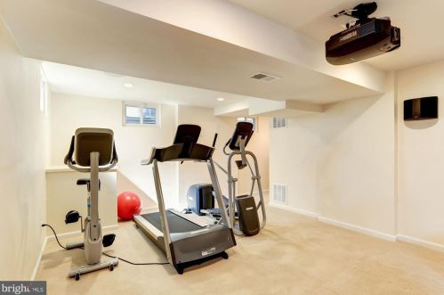 733 Rdg Dr, Mc Lean VA 22101-1620 exterior