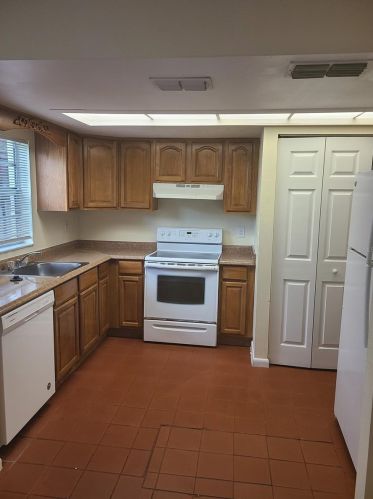 5135 Tennis Ct Cir, Tampa FL 33617-4718 exterior