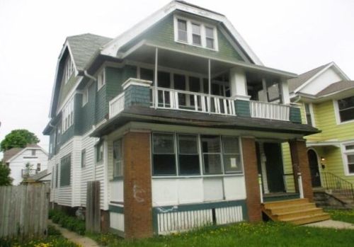 2867 48th St, Milwaukee, WI 53210-1755