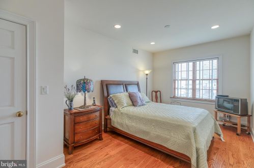 124 Bainbridge St, Philadelphia PA 19147-1866 exterior