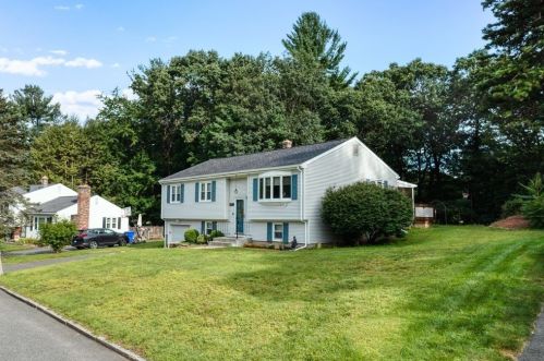 128 Tallyho Dr, Springfield MA  01118-1944 exterior