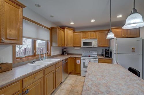 6902 Littlemore Dr, Madison WI  53718-3332 exterior