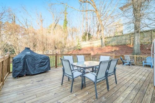 1056 Country Ln, Atlanta GA 30324-4519 exterior