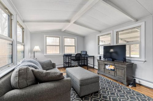 20 Bay Rd, Newmarket NH 03857-1728 exterior