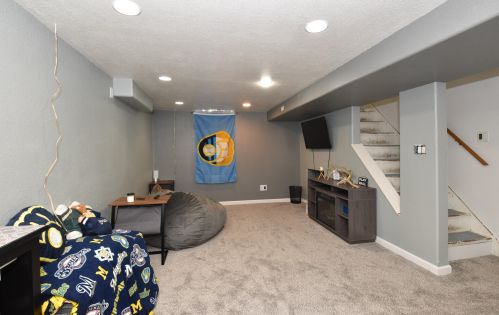 135 Martin Ln, Milwaukee WI 53207-4976 exterior