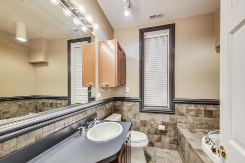 1112 Damen Ave, Chicago IL 60622 exterior