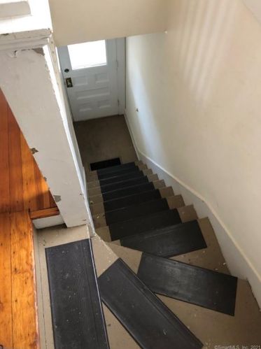 8 Ave, Derby CT 06418-1619 exterior