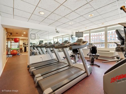 111 Chestnut St, Chicago IL  60610-2016 exterior