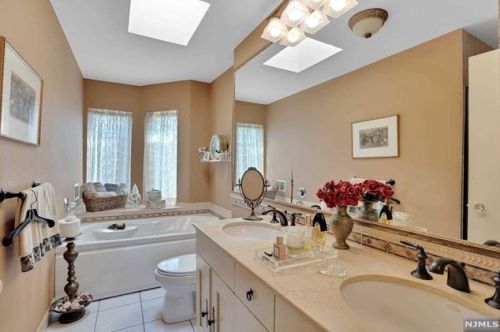 315 Livingston Ct, Edgewater NJ 07020-1639 exterior