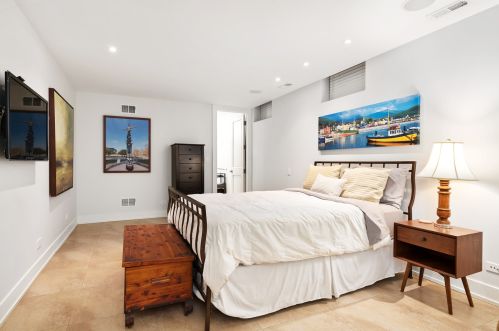 819 Castlewood Ter, Chicago IL  60640-4216 exterior