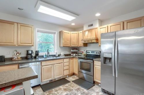 14 Mountain View Rd, Poughkeepsie, NY 12603-2006