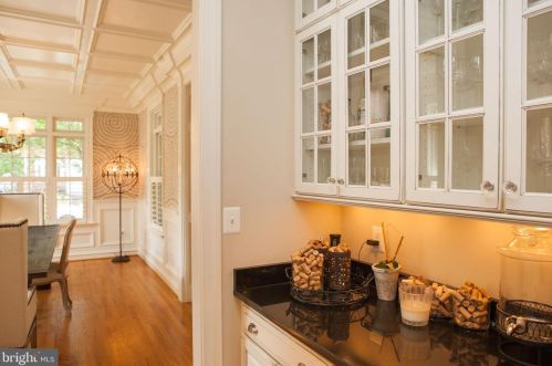 25 Masonic Vw Ave, Alexandria VA 22301-2203 exterior