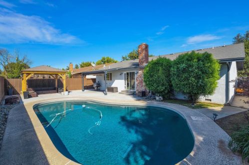 1941 Carleton Dr, Turlock CA 95382-2112 exterior