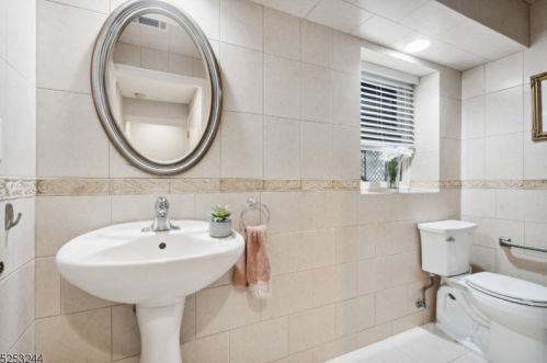 41 Cutter Dr, East Hanover NJ  07936-3047 exterior