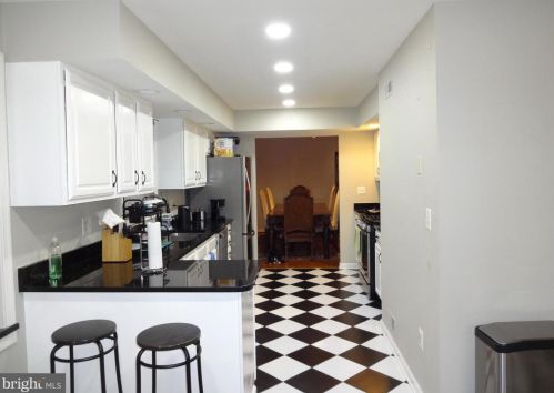 902 Monroe St, Herndon VA 20170-4648 exterior