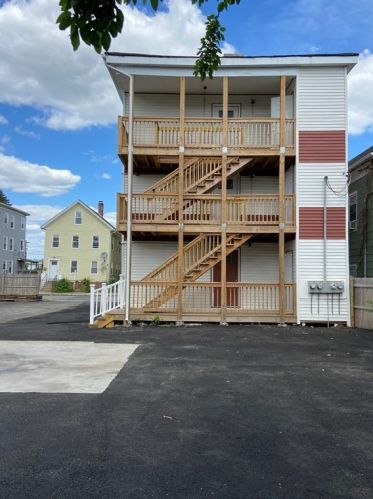 12 Lyon St, Worcester, MA 01604-3622