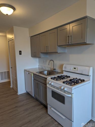 209 Edison Glen Ter, Edison NJ  08837-2922 exterior