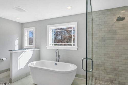 70 Cathedral Ave, Florham Park NJ 07932-2521 exterior