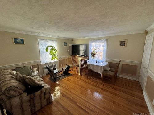 17 Cabot St, New Britain, CT 06053-2943