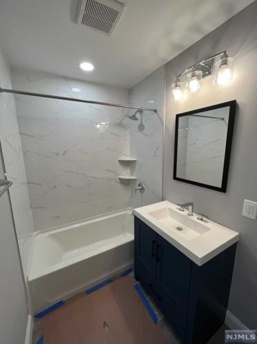 18 Massa Ln, Edgewater NJ exterior