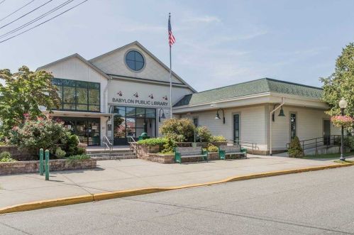 218 Woodsome Rd, Babylon NY 11702-3319 exterior