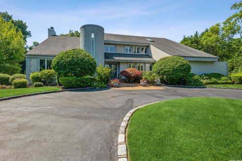 3 Court Dr, Huntington Station, NY 11746-4311