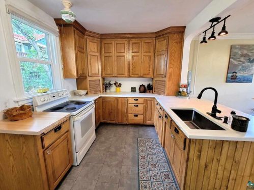 2021 4 St, Duluth MN 55805-1873 exterior