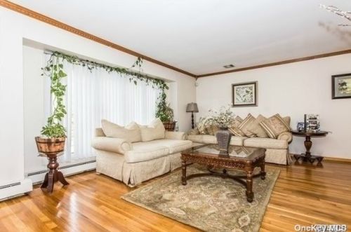 7 Folger Ln, Huntington Station NY  11746-5858 exterior