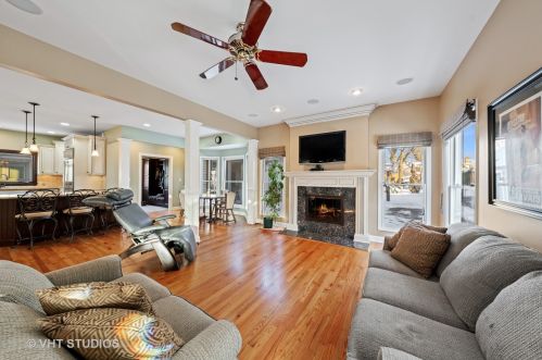 323 Kenmore Ave, Elmhurst IL 60126-3517 exterior