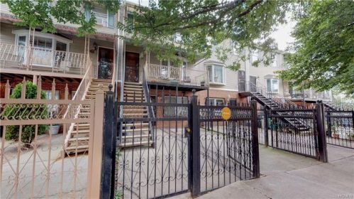 593 Beech Ter, Bronx, NY 10454-1436