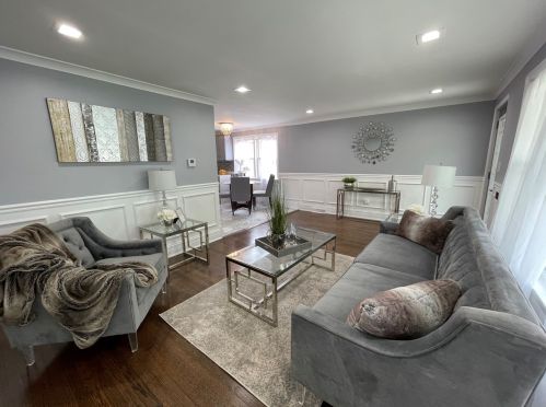 8621 Yates Blvd, Chicago IL  60617-2319 exterior