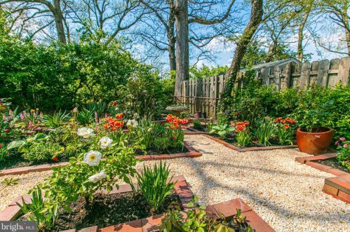 6918 Westhampton Dr, Alexandria VA 22307-1528 exterior