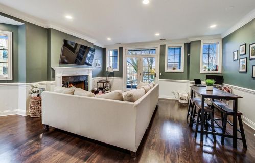 1204 Cornelia Ave, Chicago, IL 60657-1428