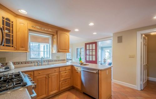 544 Quinobequin Rd, Newton MA 02468-2129 exterior