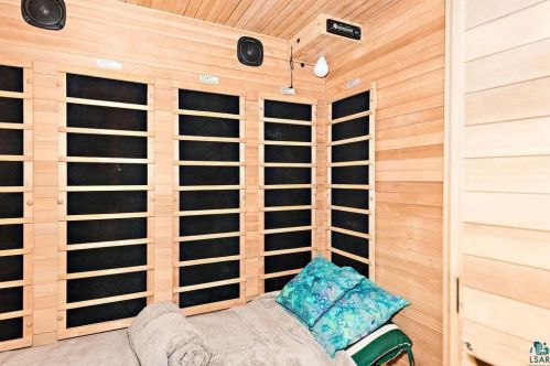 811 9th St, Duluth MN 55805-1404 exterior