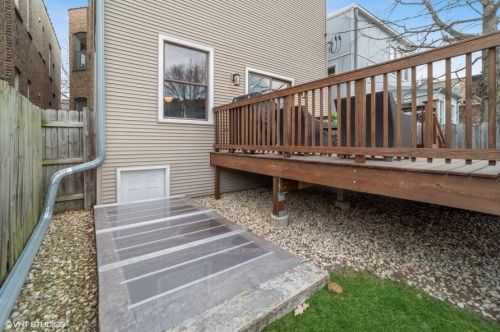 4425 Damen Ave, Chicago IL 60625-1701 exterior