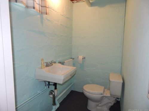 38 Concord Ave, Milford CT 06460-4111 exterior