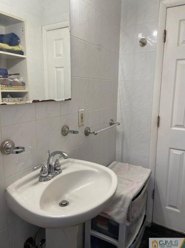 20 Suydam Ave, Edison NJ 08817-3526 exterior