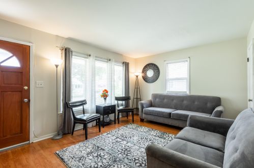 5855 82nd St, Milwaukee, WI 53218-1723