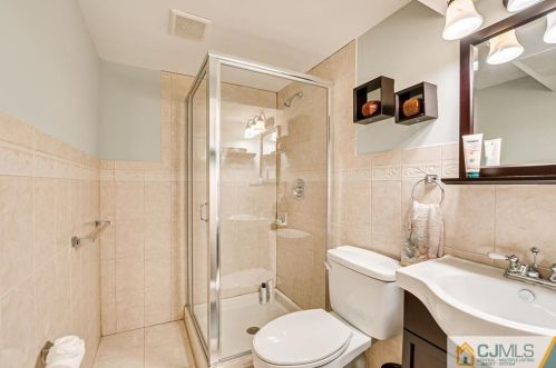 16 Sonia Ct, Edison NJ 08820-4443 exterior