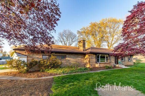 2895 Cascade Rd, Grand Rapids, MI 49506-1975